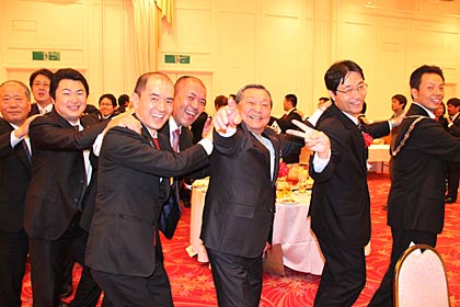 生演奏の「若い我ら」にあわせて