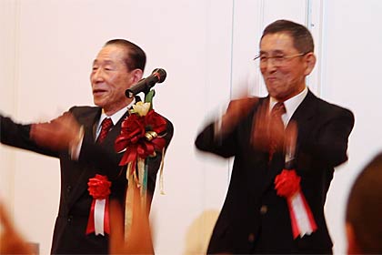 一本締めを行う燕青年会議所の相場元理事長(左)と三条青年会議所の梨本元理事長(右)
