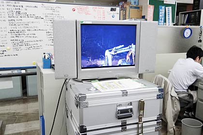 県三条地域振興局内に設置されたモニターに映るリアルタイムの現地映像