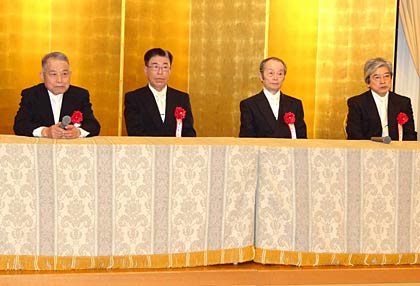伝統工芸品の指定を受けた「越後三条打刃物」から初めて伝統工芸士になった4人が記者会見