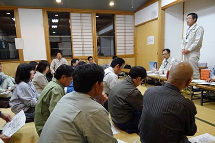 25日夜、牛野尾ふれあいセンターで開かれた県三条地域振興局による住民説明会