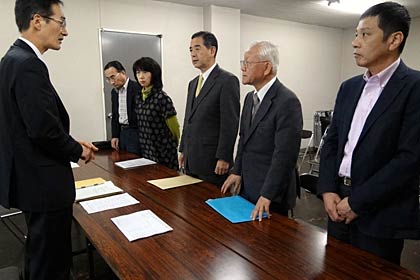 三条市監査委員会に署請求代表者証明書交付申請を行った三条市の第一中学校区小中一体校の建設に反対する市民グループ