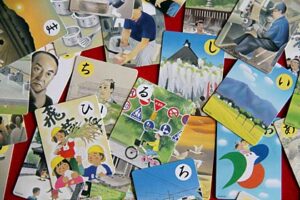 一般販売が始まった「つばめっ子かるた」の絵本作家黒井健さんが原画を描いた絵札