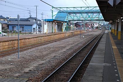  1番線と2番線の間に不自然なすき間が（藤井芳輔さん撮影）