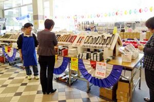 燕三条地場産業振興センターで「じばさんGWフェアー」に先駆けて「金物特価市」、金物を格安で販売して帰省客や観光客に燕三条をアピール