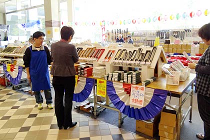燕三条地場産業振興センターでじばさんGWフェアーに先駆けて開かれている金物特価市