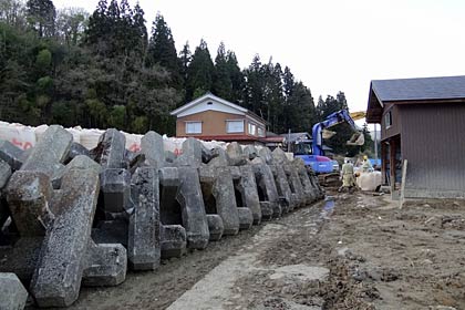最後の応急工事を進める外山組