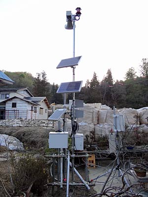 土石流センサーが異常を感知すると作動する警報器と赤色灯
