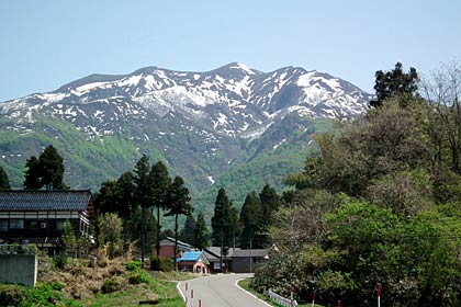 「しただブログ」に掲載された残雪と新緑がコントラスを描く粟ヶ岳