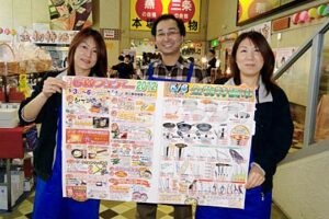 ちらしを手に「じばさんゴールデンウイークフェアー 2012」への来場を呼びかける燕三条地場産業振興センター職員