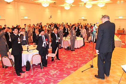 1日開かれた三条高校同窓会の総会後の懇親会