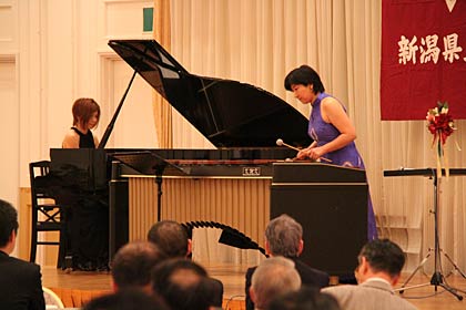 アトラクションで本間美恵子さんによるマリンバ演奏
