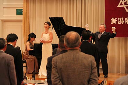 馬場信彦相談役の式で永桶康子さんとともに校歌