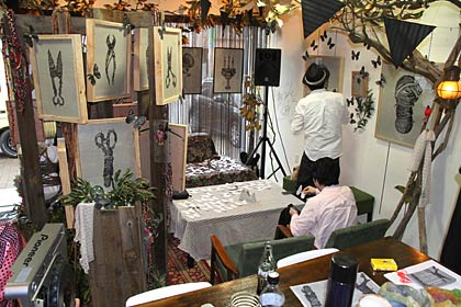 3、4の2日間、ギャラリー・バー「ベロニカ」の3周年で開かれている作品展「JUN KANEKO X tomizou」