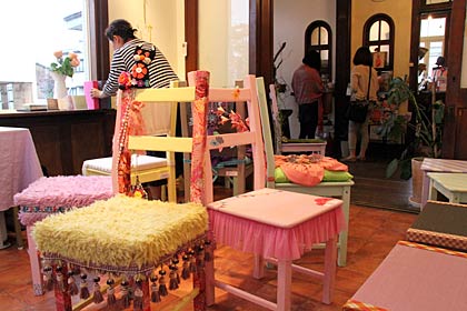 「BonBon」がDIY女子部として「日本ホビーショー」に出展した「椅子デコ」を同店に移して3日から15日まで展示