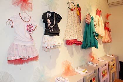 「POUPONS」がルシアンで作って出展した女の子の洋服とシューズのセットも展示