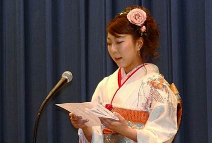 「20歳の誓い」を述べる新成人代表の安中さん