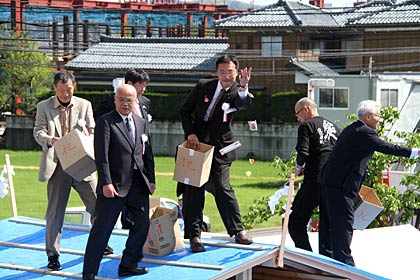  千利休の茶室を復元した「待庵」の屋根に上がって上棟式ともちまき