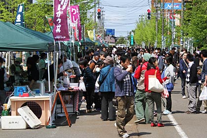 2万2,500人の人出でにぎわった市役所通りをホコテンにして開かれた「～三条マルシェ～ごった市＠ホコテン」