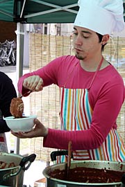 メキシコ料理「チョコレート・チキン・モーレ」をふるまった三条市国際交流員、ピーター・カーターさん