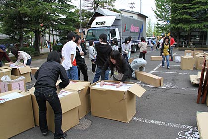  撤収作業を手伝うマルシェ部員