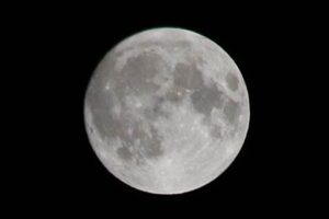 6日午前0時28分に三条市内から撮影したスーパームーン