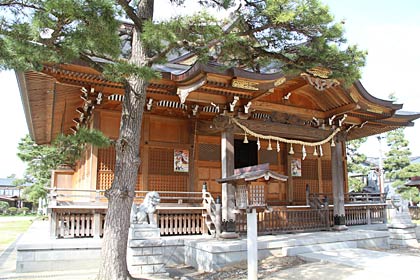 15日に三条祭りの大名行列がスタートする三条市・八幡宮の拝殿