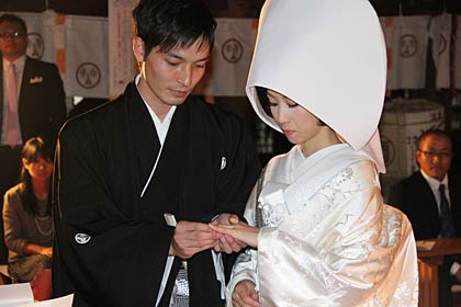 昨年のあかりの結婚式で指輪を交換する酒井さん夫婦