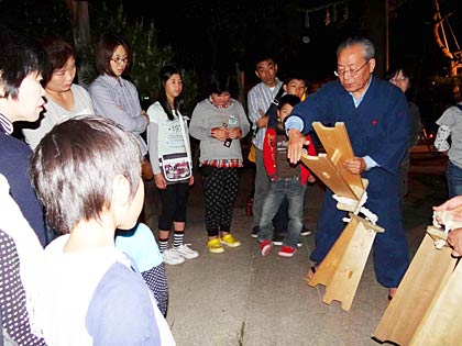 三条祭り大名行列の練習見学ツアー、天狗について三条導祖神会の石崎会長の説明を聞く小学生
