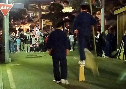 三条導祖神会の天狗が高げたで歩く練習を見学
