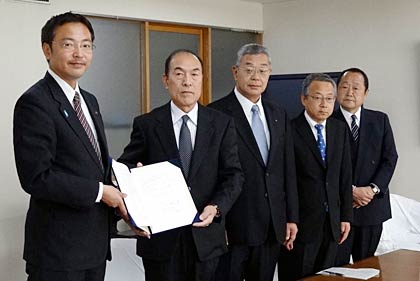 三条市と新潟県電気工事工業組合三条支部が「災害時における電気設備の復旧活動等に関する協定」で調印