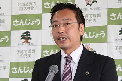 定例記者会見を行う国定三条市長