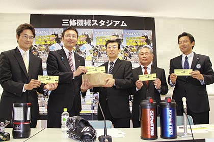  6月16、17日と三條機械スタジアムで行われる2012プロ野球ウエスタン・リーグ公式戦の阪神タイガース対中日ドラゴンズ戦の記者会見、左から佐々木コム・メディカル社長、国定市長、高波パール金属副社長、神子島委員長、柴山GM