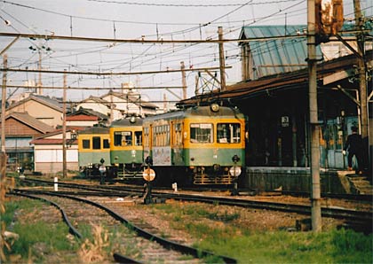  新潟電鉄の「かぼちゃ電車」3両が並ぶ（昭和60年4月28日か29日に松永貞吉さん撮影）