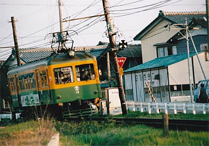 燕駅を出てすぐのカーブを車体を傾けて人家すれすれに車輪をきしませて走る「かぼちゃ電車」（昭和60年4月28日か29日に松永貞吉さん撮影）