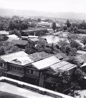上は常盤橋、一ノ町土手の家並み、手前は郵便局3階（昭和27年ころ松永貞吉さん撮影）