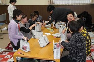 地域交流スペース「つばめの茶の間仲町」で地域の人も参加してエコバッグ作り