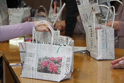 紙面によってさまざまな柄のエコバッグが完成