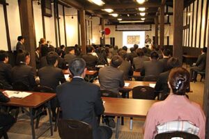 加茂JCがAKARIBAの観光化に向けてびゅうトラベルサービス社長を講師に講演とパネルディスカッション、同社でAKARIBAの商品化の約束も取り付ける