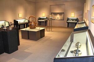 燕市産業史料館で初めてやかんを特集した企画展「やかん展」、燕の職人によるやかんから大量生産されたケトルへと受け継がれた燕のものづくりのこだわり