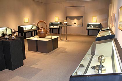27日まで燕市産業史料館で開かれている企画展「やかん展」