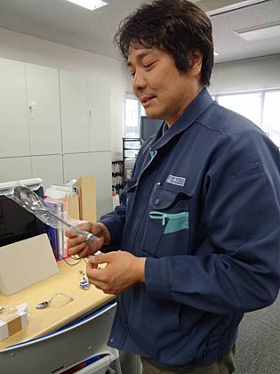番組収録でテレビ局に「コブラ」持参した山崎金属工業の山崎工場長