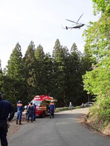 13日朝、三条市下田地区の山中へ山菜採りに入った燕市の男性が行方不明になり捜索でも見つからず翌14日早朝から捜索再開