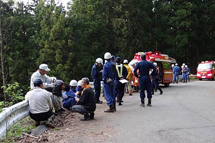 13日の捜索を終わる警察と消防