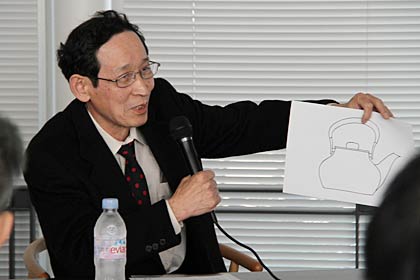 13日、燕市産業史料館で対談した荒沢紀一さん