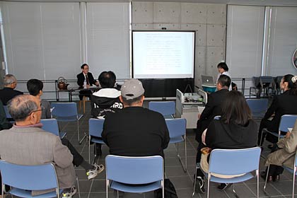 13日、燕市産業史料館で対談した荒沢紀一さん