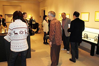 対談後も再び展示会場で荒沢さんが開設