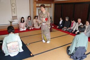 「八王寺の白藤」を保存する燕市・安了寺で白藤茶会、雪でフジ棚がつぶれて花は少ないが190人が参加してフジの花の香と茶を味わう
