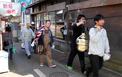 鈴と鈴緒を担いで八幡宮へ