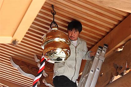 拝殿に鈴と鈴緒を下げて作業完了